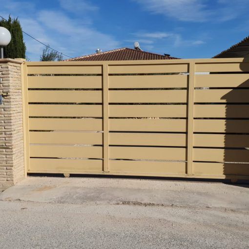 Puerta corredera automática instalada en Alicante