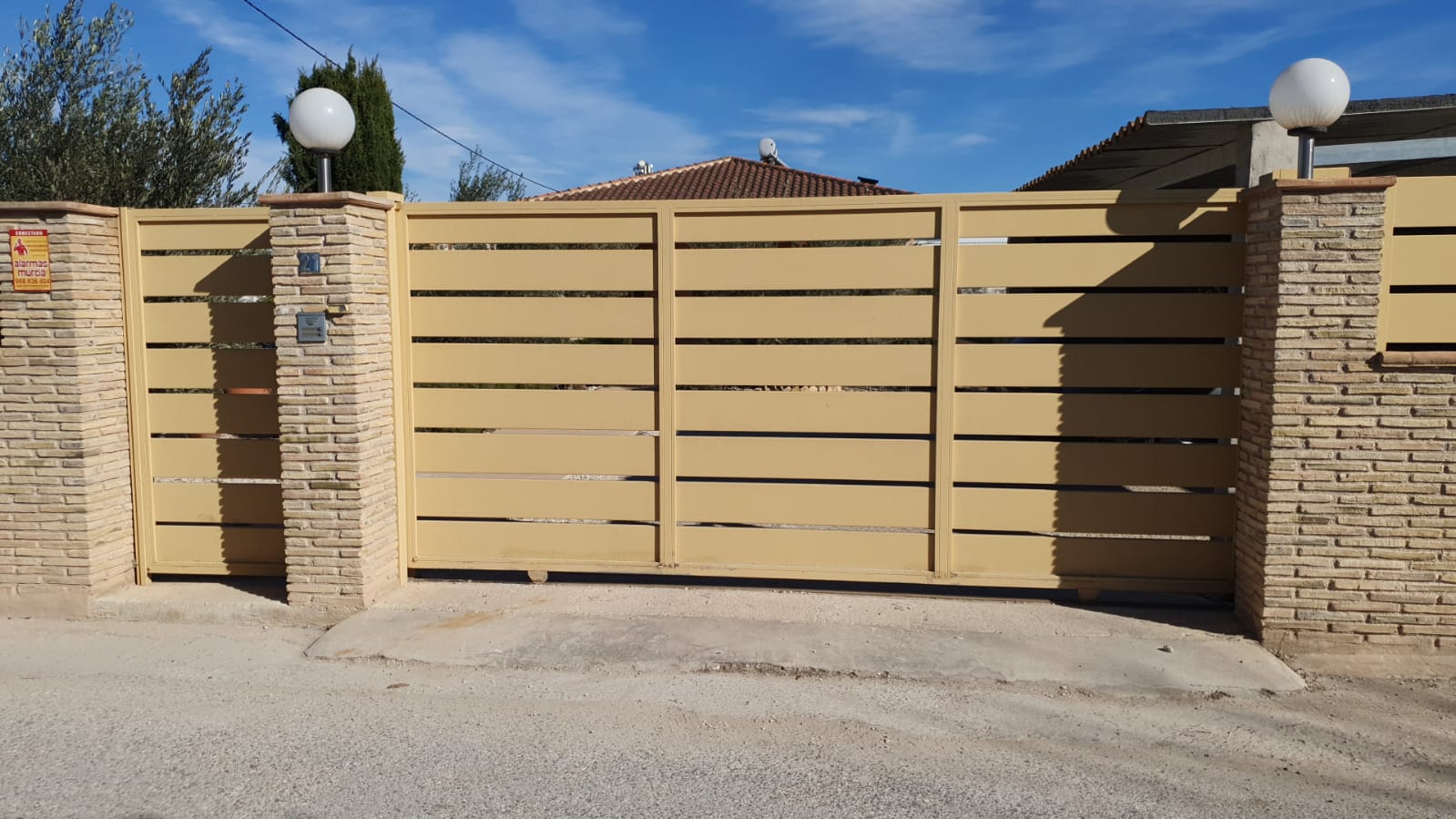 Puerta corredera automática instalada en Alicante