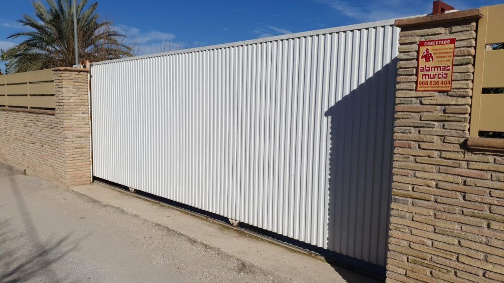 Puerta automática corredera de chapa acanalada