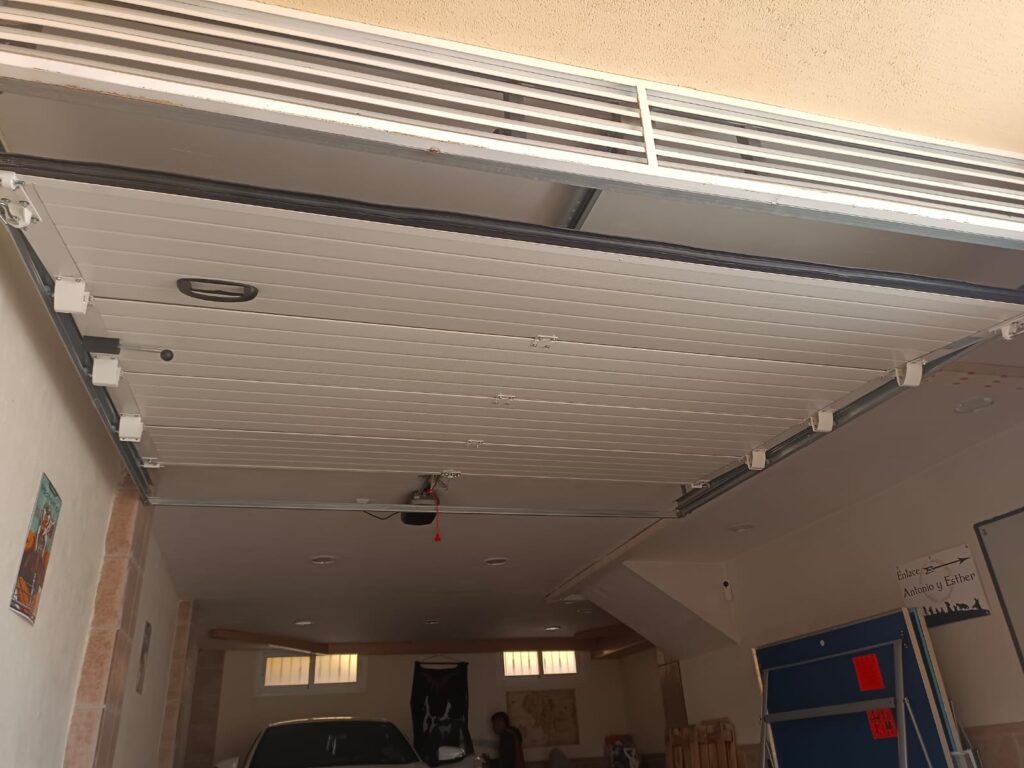 Puertas seccionales Alicante - instalación y reparación