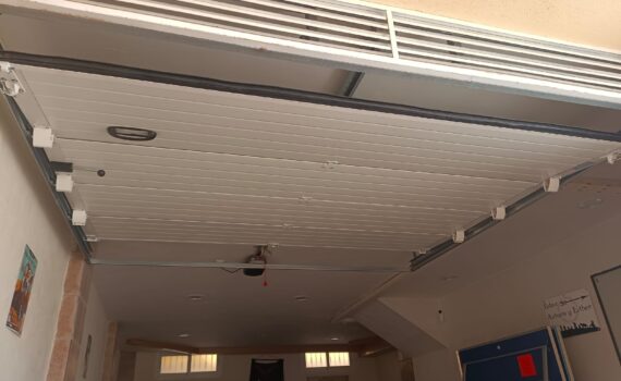 Puerta seccional en cumplimiento de toda norma