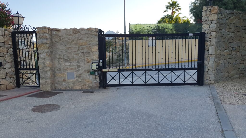 Puertas abatibles automáticas Puerta abatible de barrotae ideal para particulares y comunidades