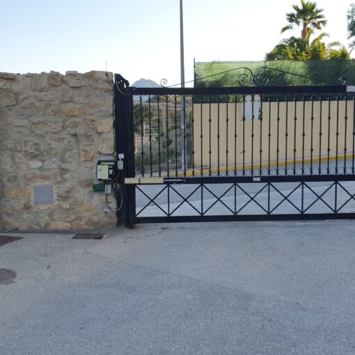 Puerta abatible de barrotae ideal para particulares y comunidades