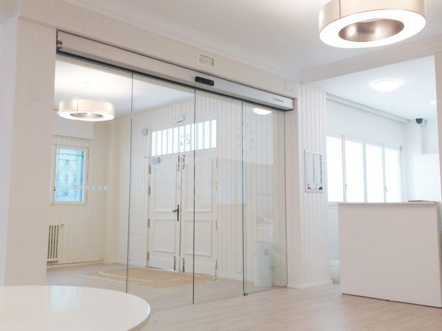 Las puertas automáticas de cristal se adaptan a todas las clases de sitios
