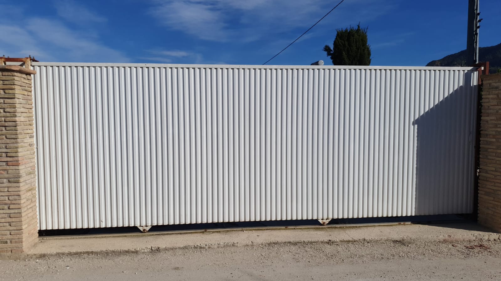 Puerta automática que funciona con un kit de energía solar