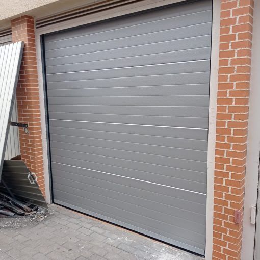 Las puertas seccionales automáticas de Automatismos Alicante son ideales para garajes comunitarios y particulares