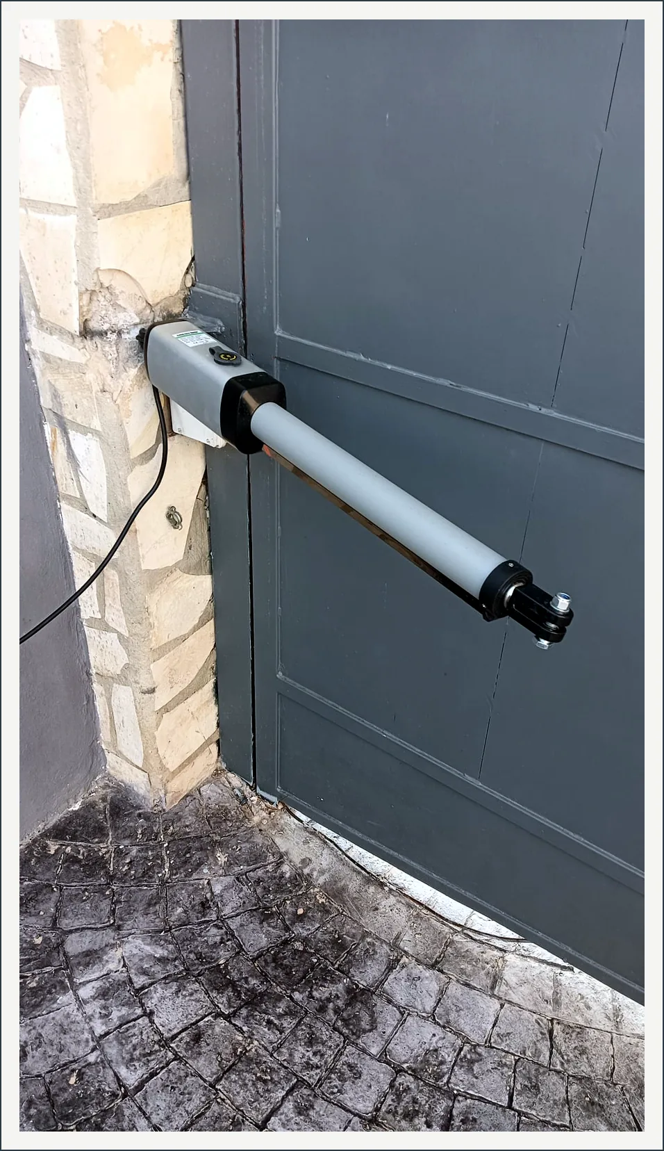 Motor de brazo de una puerta batiente automática