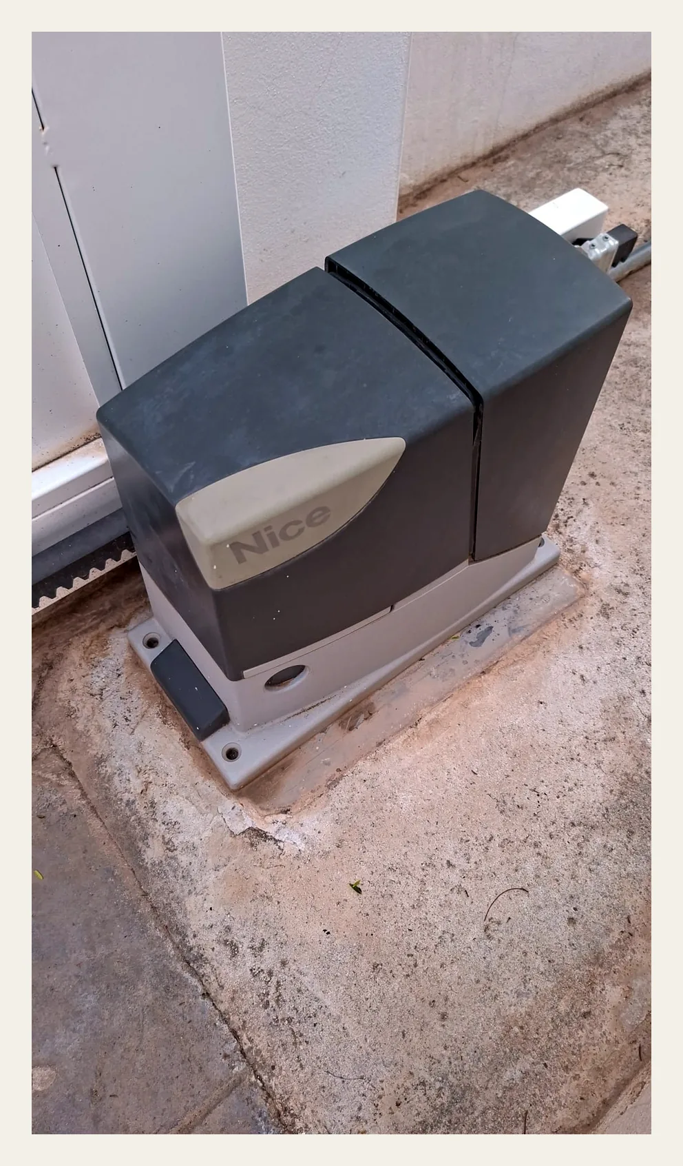 Motor Nice de una puerta corredera automática montado sobre su base
