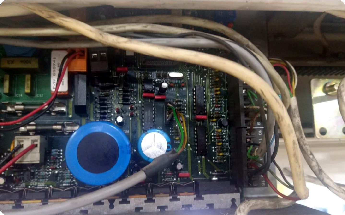 Placa electrónica del cuadro de maniobra de una puerta automática
