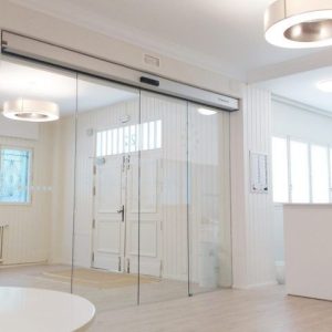 Las puertas automáticas de cristal se adaptan a todas las clases de sitios