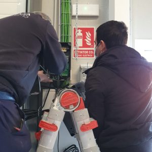 Reparamos toda clase de puertas automáticas